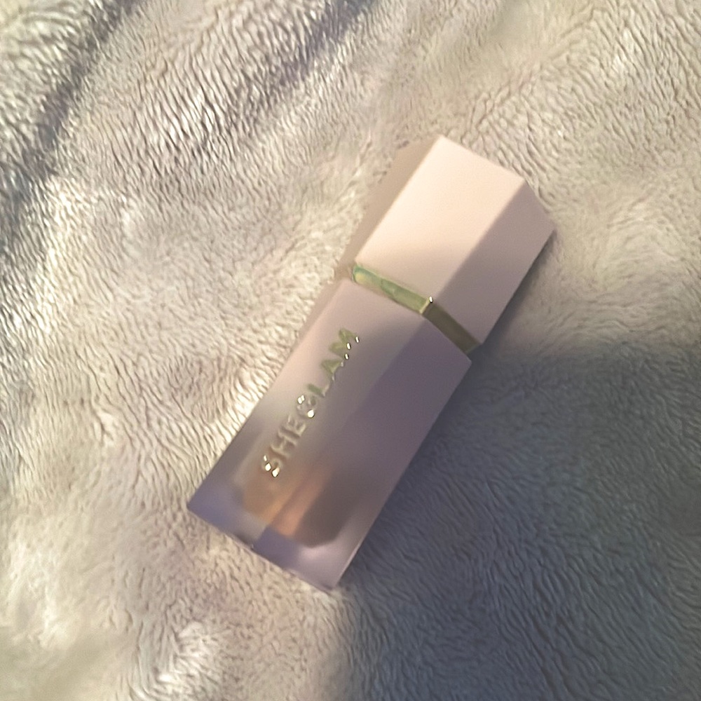 The shade is warm honey tried i didn’t know how to use it. But it works great🫶